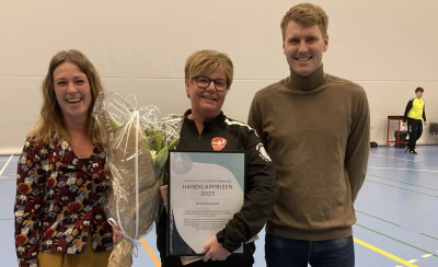 Billedet viser modtager af årets handicappris, Ann Kirkegaard (i midten), socialudvalgsformand, Mads Frandsen, som overrakte prisen, og Helene Hansen, som indstillede Ann til prisen. 