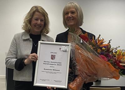 Billedet viser Sus Nilsson (th.) fik overrakt prisen af formand for handicaprådet Gitte Friberg Bomholdt.