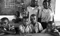 Børn fra en af projektskolerne, der kigger ind i kameraet og smiler