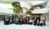 fællesbillede af de mere end 70 deltagere til IDDC generalforsamlingen. Stor diversitet i handicap, køn og land.