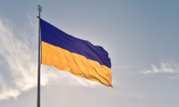 Her ses det ukrainske flagre i en flagstang