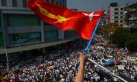 Et billede af en demonstration og Myanmars flag