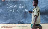 Dreng skriver "skole skal være for alle" på en skoletavle