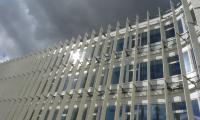 Handicaporganisationernes Hus ses ude- og nede fra, hvor solen spejles i vinduerne